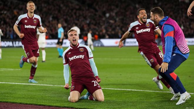 深度解析：在干燥牌面和湿润牌面下的不同打法。（干燥与湿润牌面：打法差异与应对策略）